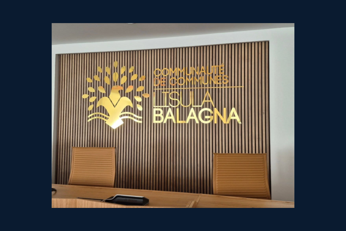 [Enseigne intérieure] Une signature visuelle forte pour la salle du conseil communautaire de L’Isula Balagna