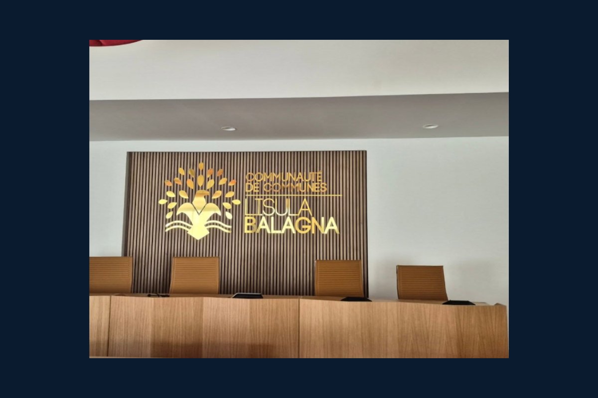[Enseigne intérieure] Une signature visuelle forte pour la salle du conseil communautaire de L’Isula Balagna