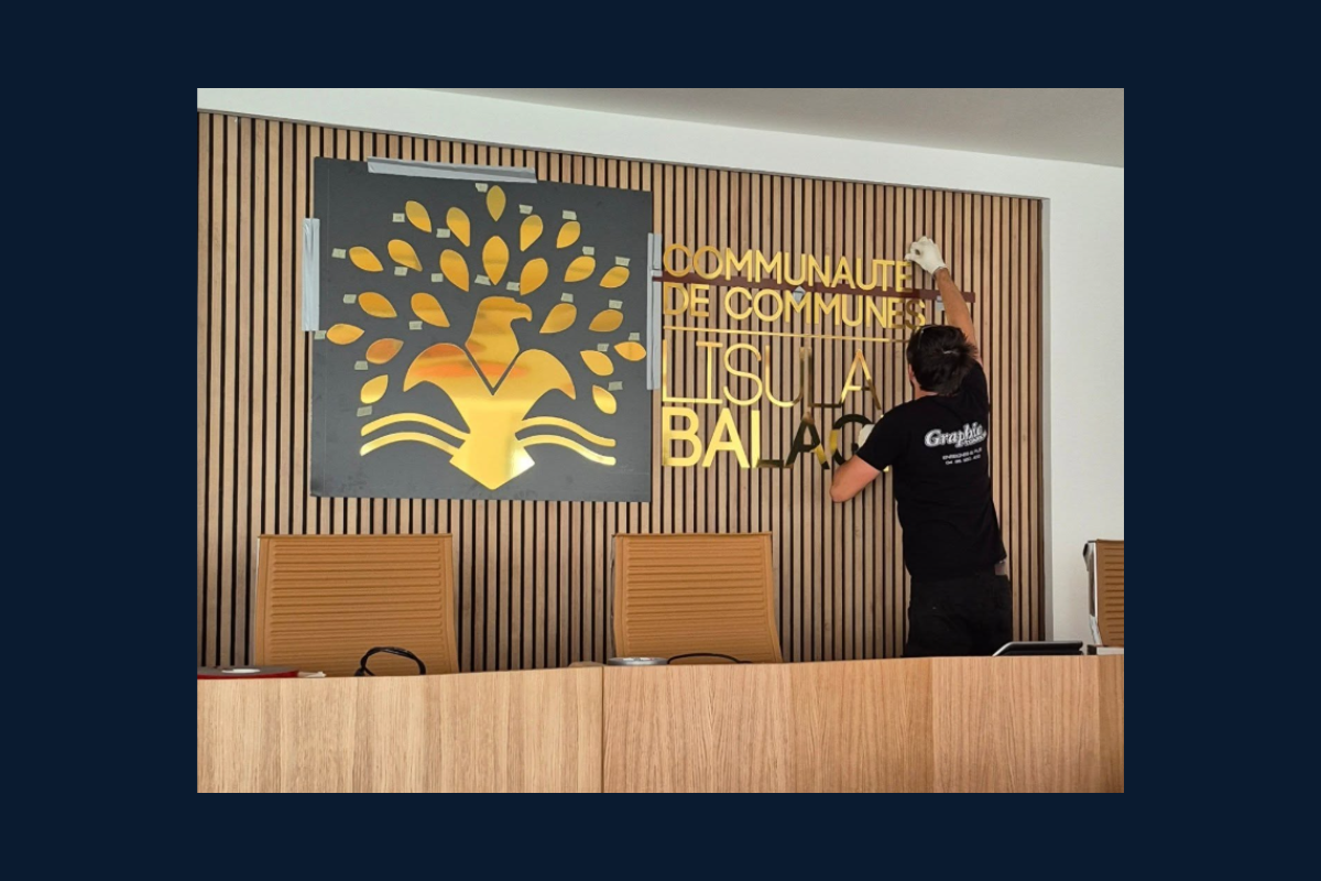 [Enseigne intérieure] Une signature visuelle forte pour la salle du conseil communautaire de L’Isula Balagna
